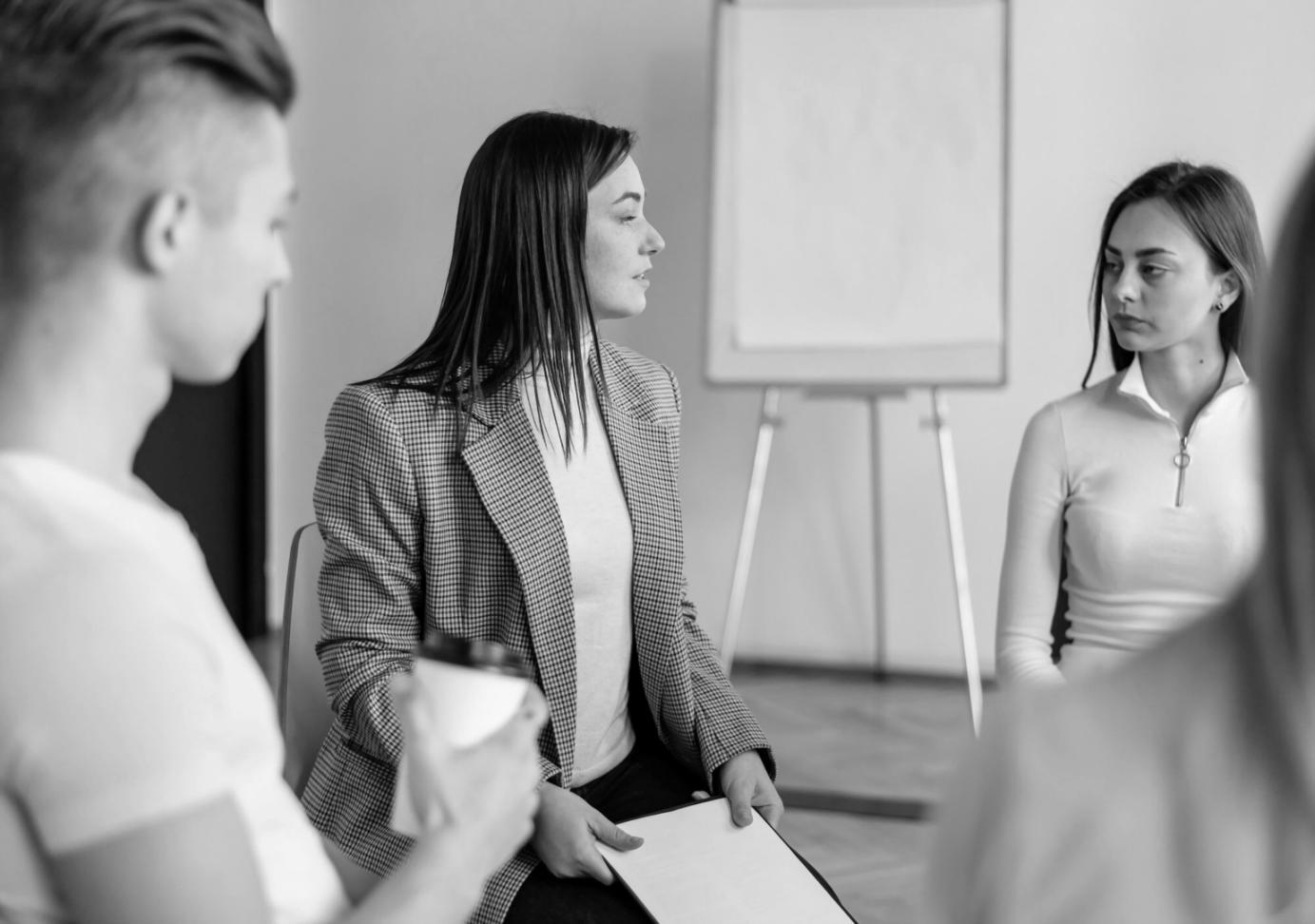 Session de formation avec participants analysant des données financières