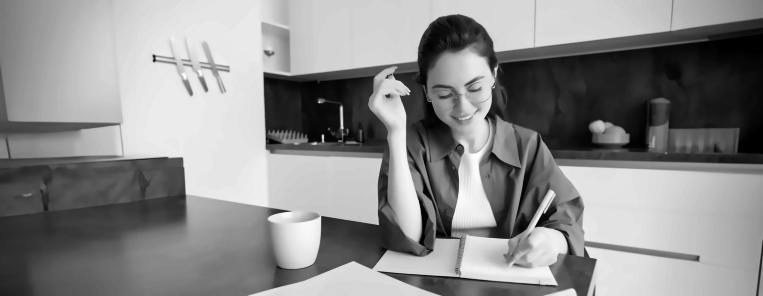 Équipe de formateurs préparant du matériel pédagogique pour l'analyse financière