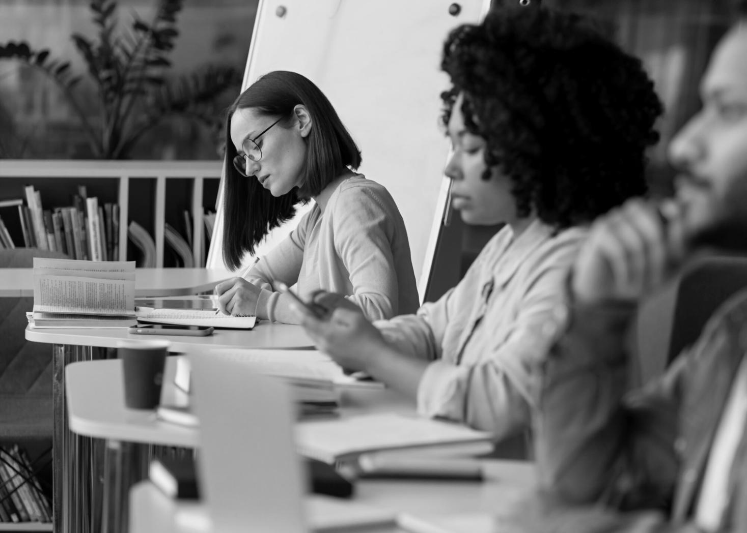 Professionnel analysant des données financières sur plusieurs écrans